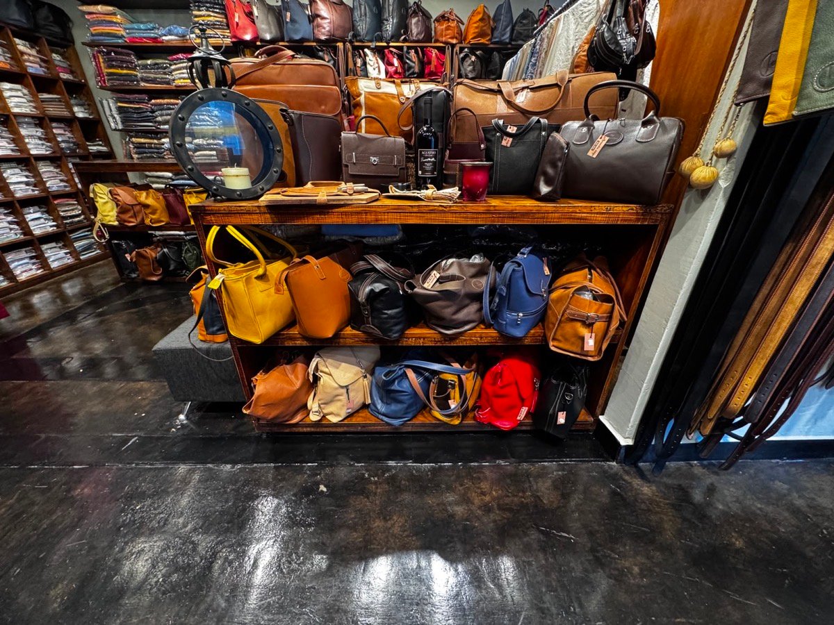 Bolsos varios de cuero — Aranduroga Posadas