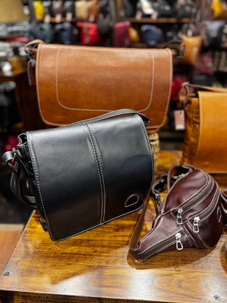 Riñoneras de cuero en varios colores (bordó, cognac, mostaza, negro) — Aranduroga Posadas