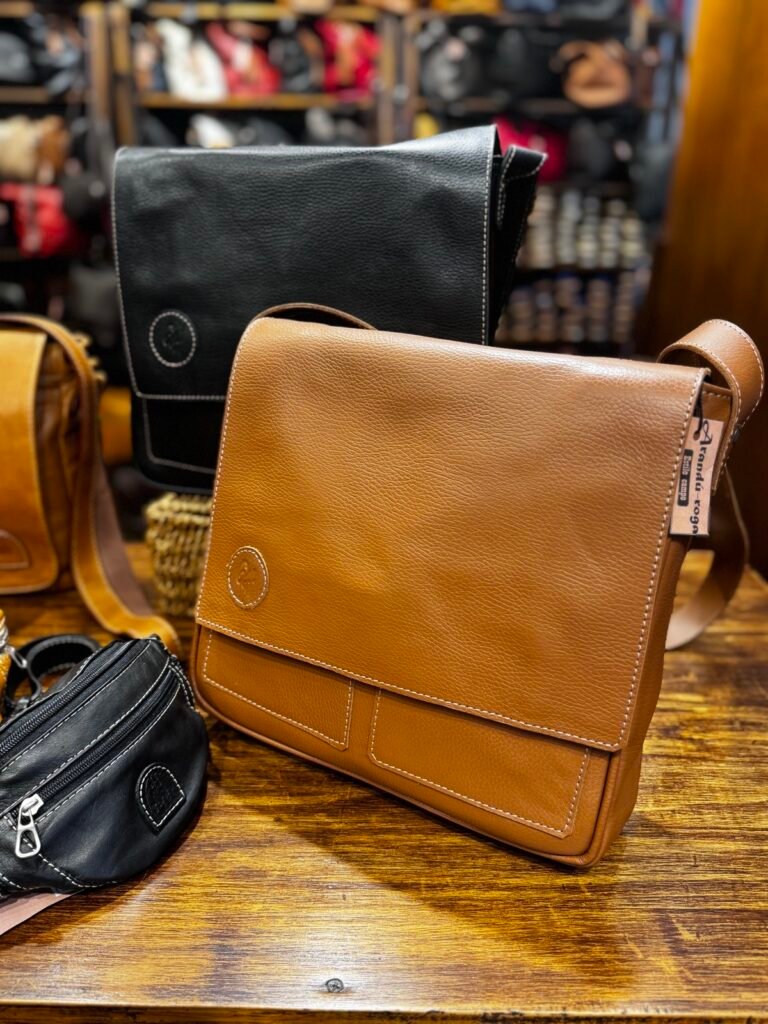 Bandolera cognac de cuero estilo campo — Aranduroga Posadas