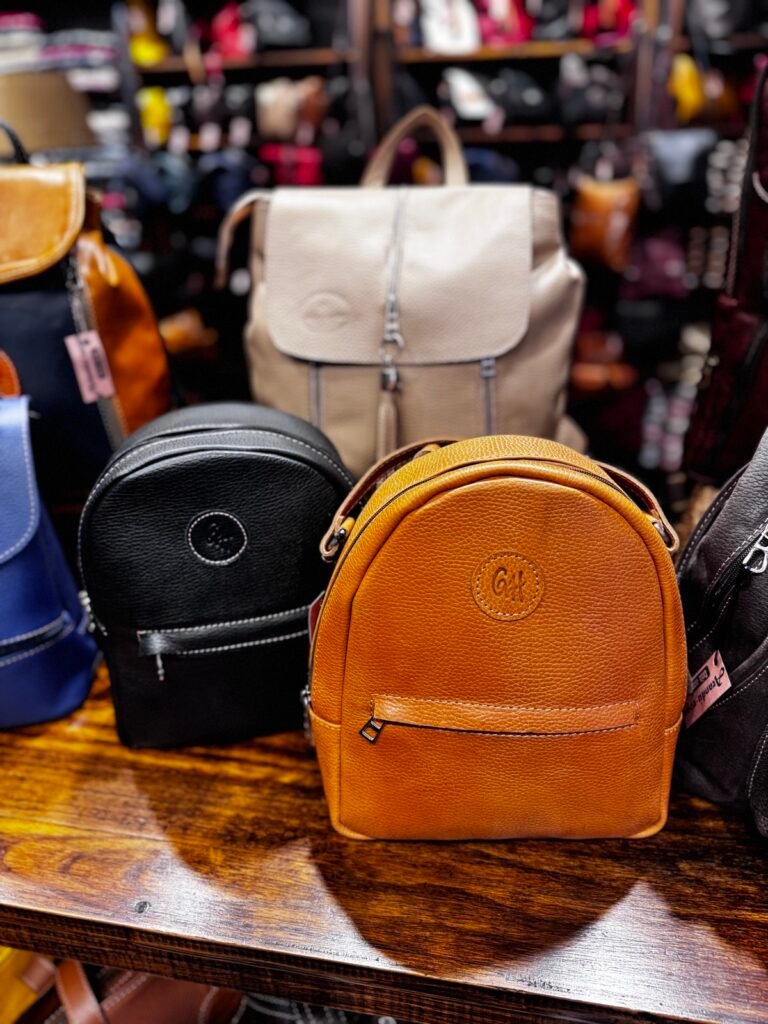 Mochila mostaza de cuero con logo — Aranduroga Posadas