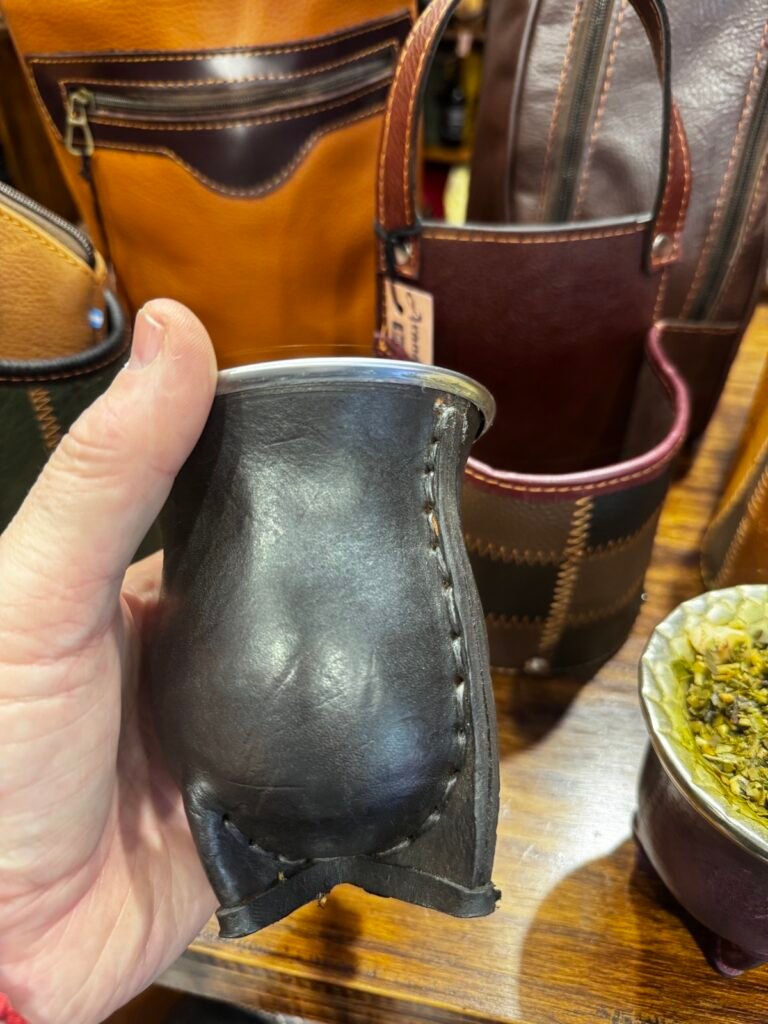 Mate forrado en cuero negro con virola plateada — Aranduroga Posadas