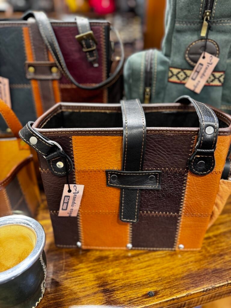 Matera tipo canasto de cuero combinado naranja y marrón — Aranduroga Posadas