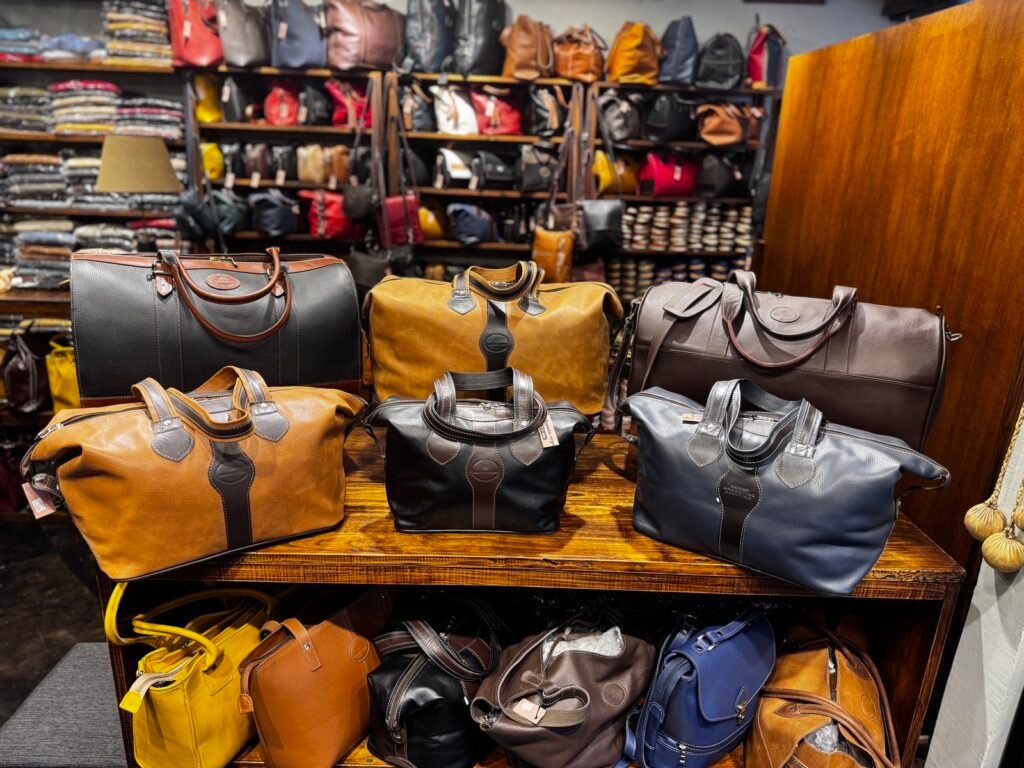 Exhibición surtida de bolsos de viaje de cuero — Aranduroga Posadas