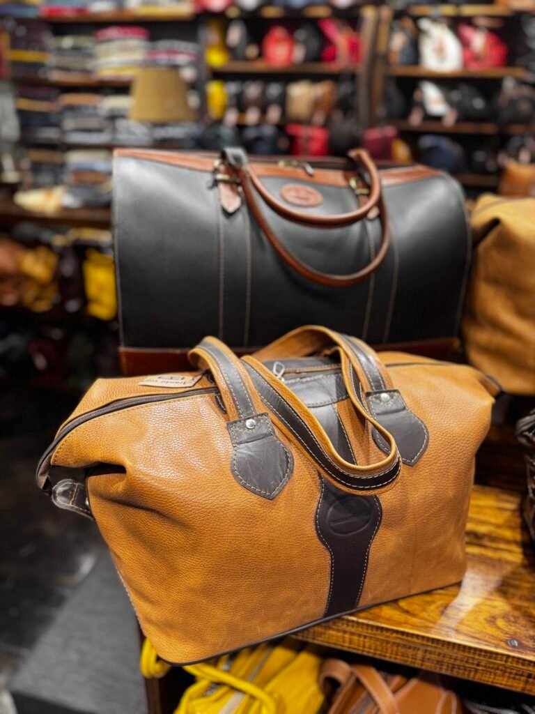 Bolso de viaje de cuero marrón claro con asas dobles — Aranduroga Posadas