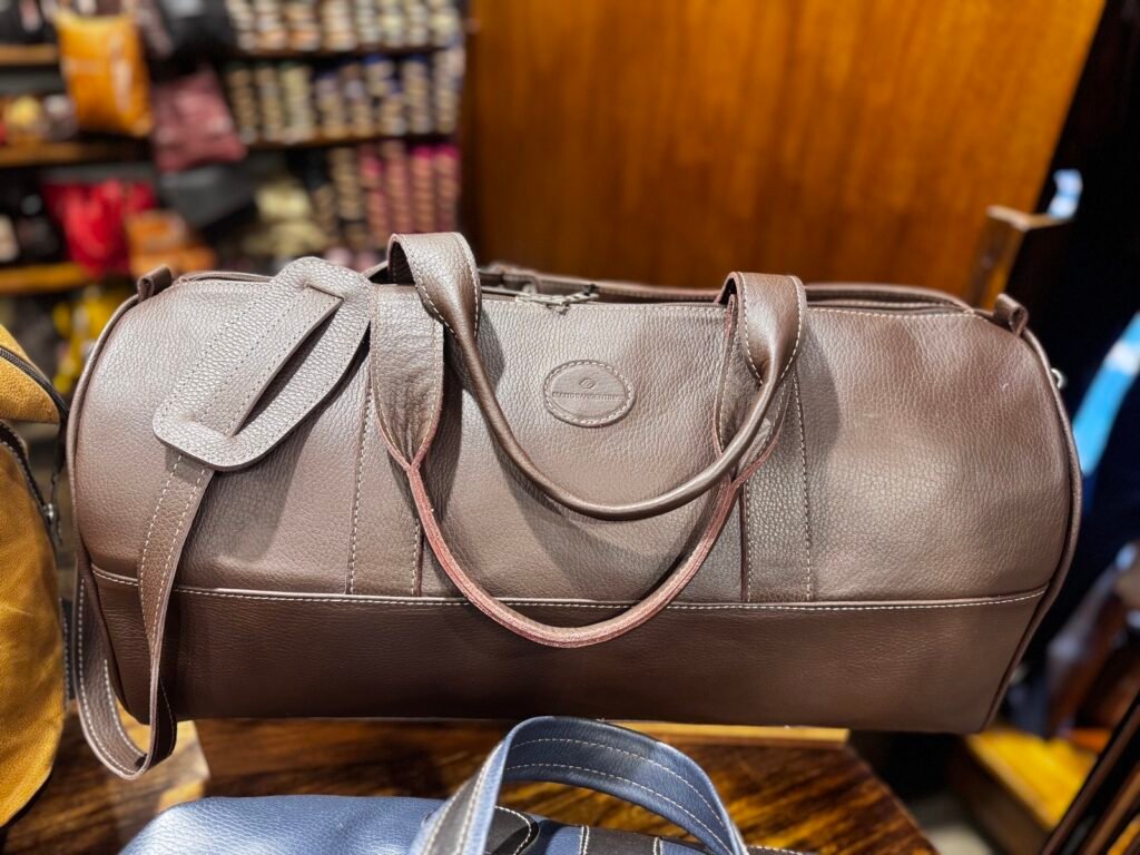 Bolso de viaje de cuero negro con detalles camel — Aranduroga Posadas