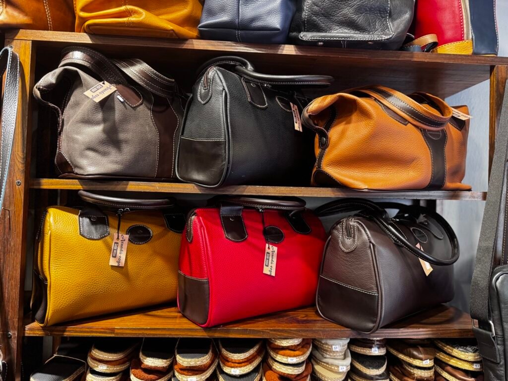 Surtido de carteras y bandoleras de cuero con borlas — Aranduroga Posadas
