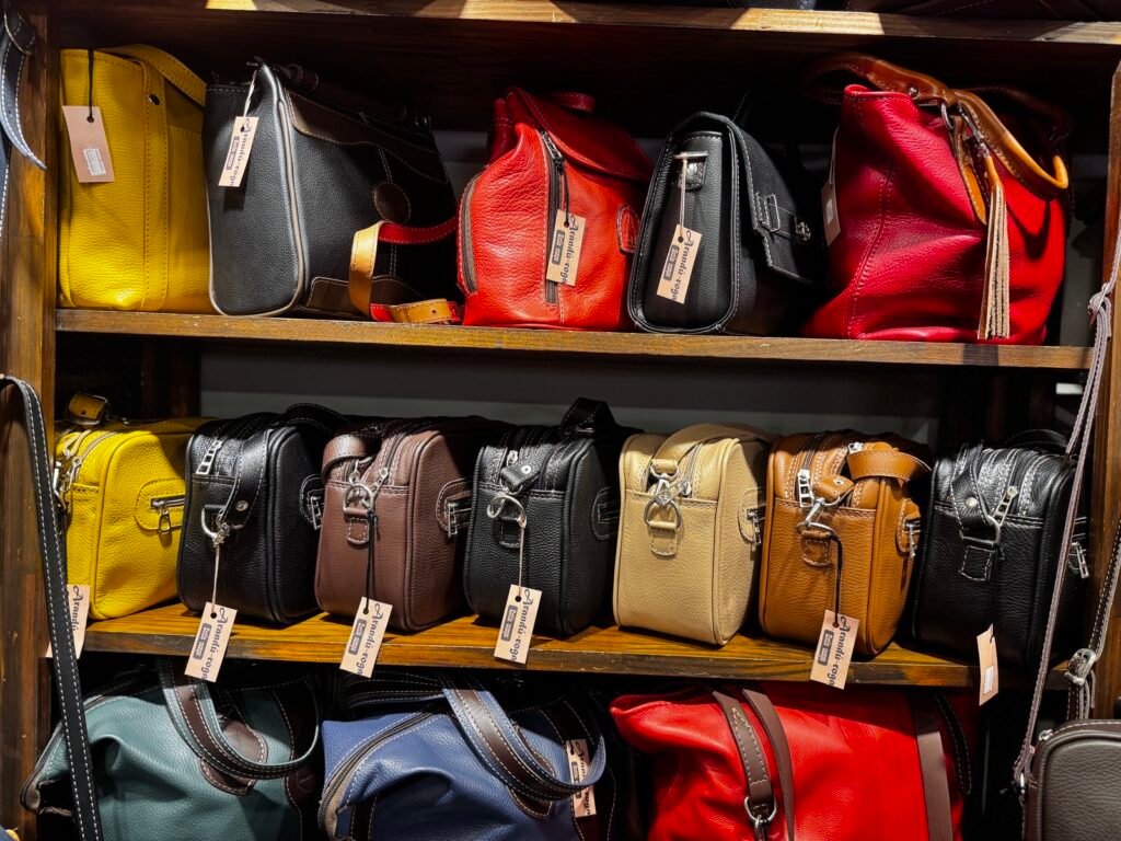 Surtido de carteras de cuero de varios colores en estantería — Aranduroga Posadas