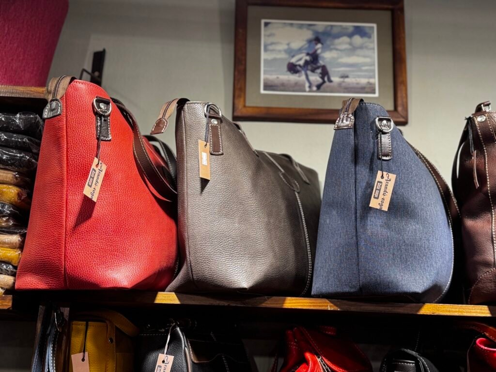 Bolsos cruzados de cuero rojo, gris y azul — Aranduroga Posadas
