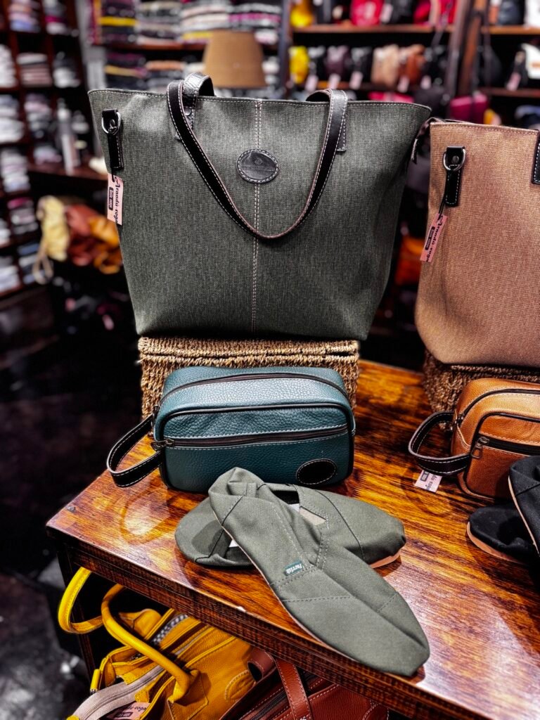 Set bolso tote y neceser de cuero/lona verde — Aranduroga Posadas