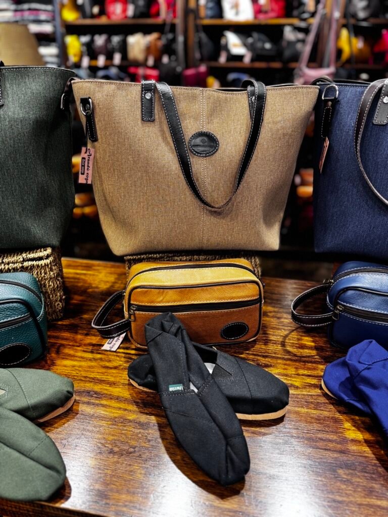 Set bolso tote y neceser color arena — Aranduroga Posadas