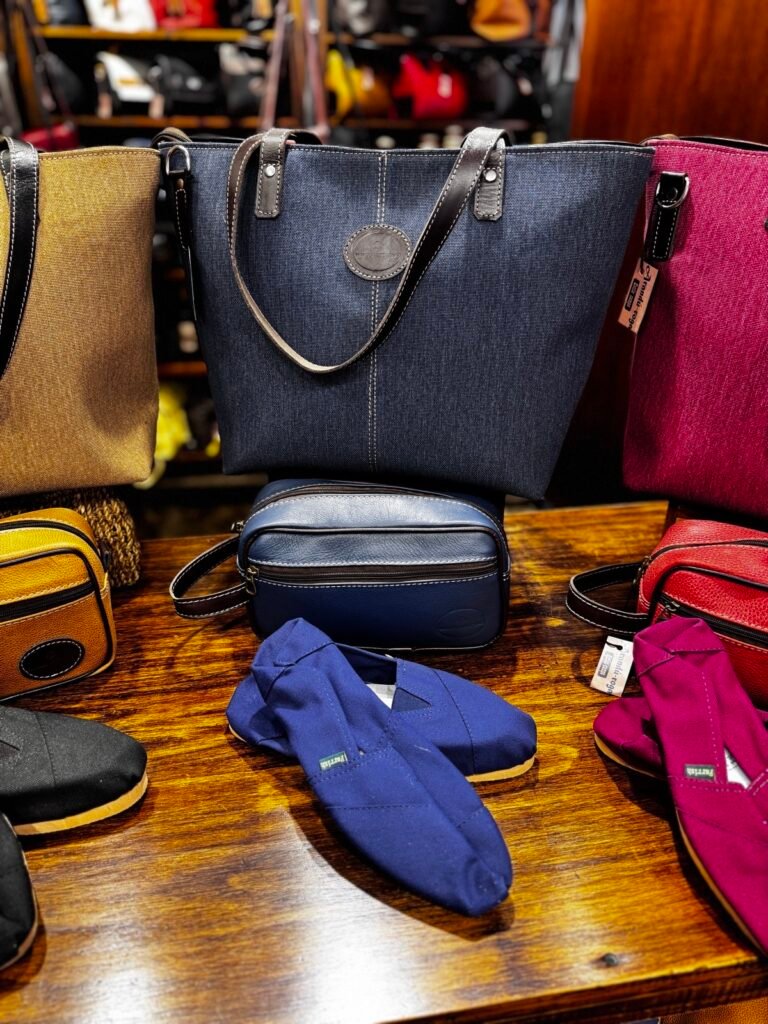 Set bolso tote y neceser azul marino — Aranduroga Posadas