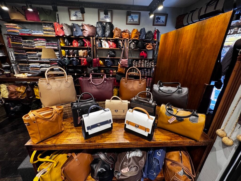 Mesa con carteras de cuero de varios diseños — Aranduroga Posadas